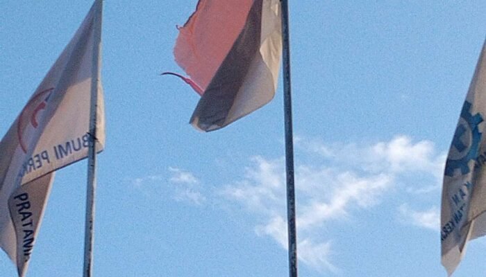 PT. IPP Diduga Dengan Sengaja Kibarkan Bendera Kusam dan Robek Perusahaan Mulai Tak Menghormati